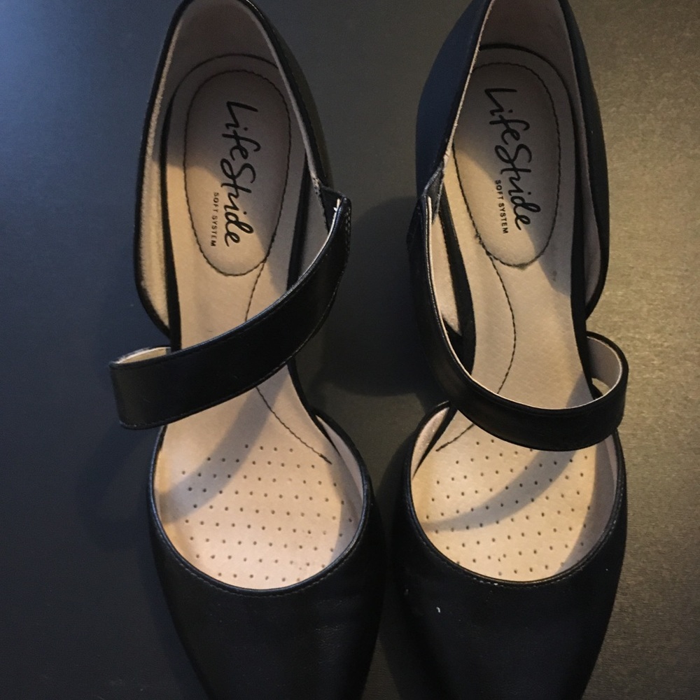 Life Stride Suki black Pumps